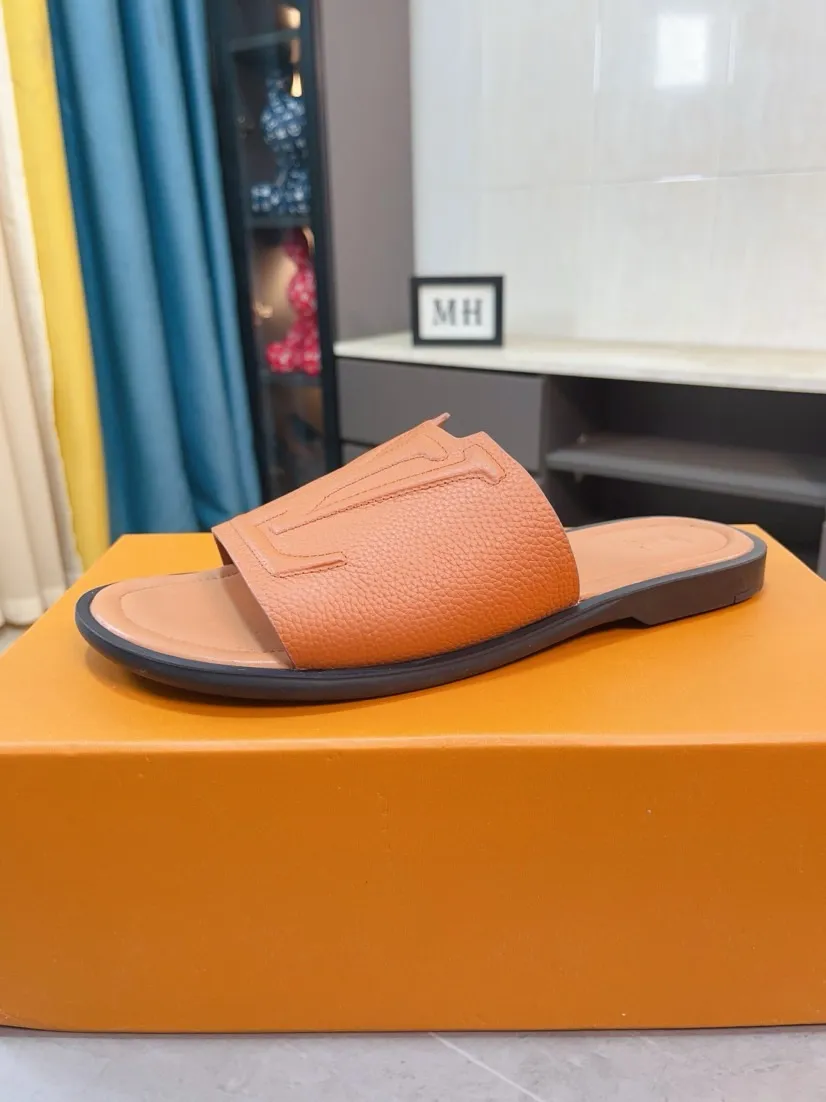 Men's shoes 💰340🌸🌸LV medium men's spring and summer slippers counter synchronization. The uppers are imported cowhide fabrics from Italy, logo graphics and high-quality craftsmanship. Soles: original soles specially provided by the original factory. Exclusive molded soles are super comfortable. Original factory single goods. 🔍🔍High quality. You can enter and exit the counter at will. Welcome to compare. Size 38-45